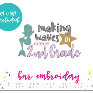 Op de afbeelding: Een borduurontwerp met een zeemeermin met een ster en de tekst "making waves in 2nd grade". Het ontwerp is verkrijgbaar in de maten 4x4 en 5x7 inch. Het ontwerp is van "bur embroidery" en bevat de bestandstypen DST, EMB, EXP, HUS, JEF, PEC, PES, VIP, VP3 en XXX.
