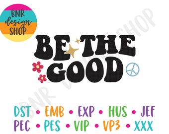 Può includere: Design di ricamo in bianco e nero con il testo "BE THE GOOD" in un font retrò. Il design include due fiori rosa, un segno di pace e due stelle dorate.