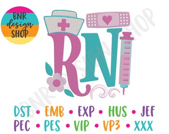 Puede incluir: Un diseño de bordado en rosa, azul y blanco de las letras "RN" con un gorro de enfermera, una venda y una jeringa. El texto "DST EMB EXP HUS JEF PEC PES VIP VP3 XXX" está debajo del diseño.