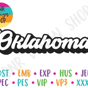 Könnte beinhalten: Schwarze und weiße Stickerei-Design des Wortes "Oklahoma" mit einem roten Herzen in der oberen linken Ecke. Das Design ist für Stickmaschinen und beinhaltet die Dateiformate DST, EMB, EXP, HUS, JEF, PEC, PES, VIP, VP3 und XXX.