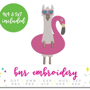 Pode incluir: Uma lhama branca usando óculos de sol azuis em forma de coração flutua em um flutuador de piscina rosa em forma de flamingo. A imagem inclui o texto "4x4 & 5x7 included" e "bur embroidery".