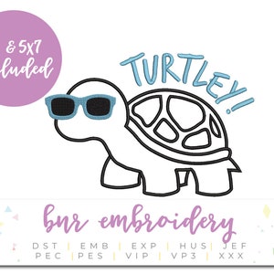 K&ouml;nnte beinhalten: Eine schwarz-wei&szlig;e Umrisszeichnung einer Schildkr&ouml;te mit blauer Sonnenbrille und dem Text "TURTLEY!" dar&uuml;ber. Das Bild enth&auml;lt den Text "4x4 & 5x7 included" und "bur embroidery" mit einer Liste von Dateiformaten.