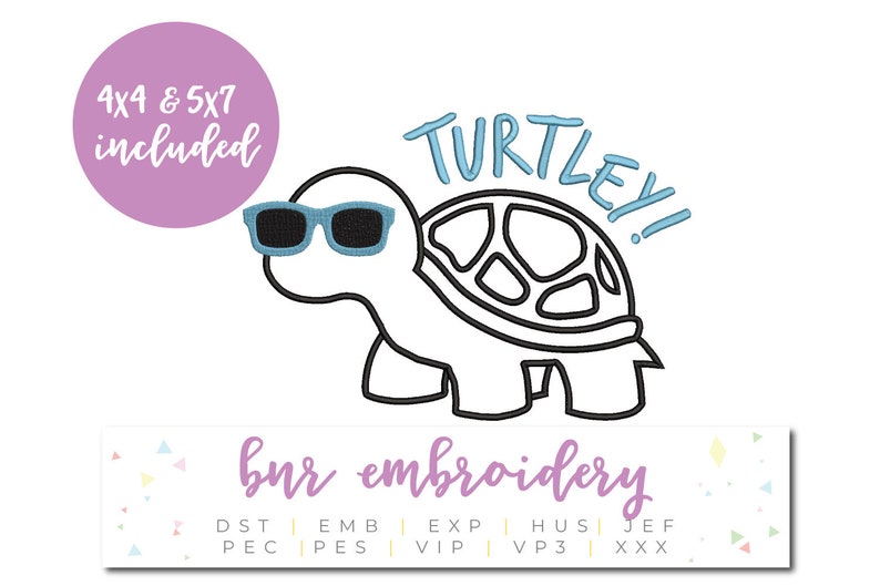 K&ouml;nnte beinhalten: Eine schwarz-wei&szlig;e Umrisszeichnung einer Schildkr&ouml;te mit blauer Sonnenbrille und dem Text "TURTLEY!" dar&uuml;ber. Das Bild enth&auml;lt den Text "4x4 & 5x7 included" und "bur embroidery" mit einer Liste von Dateiformaten.