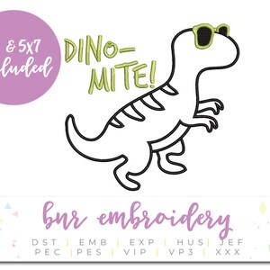 K&ouml;nnte beinhalten: Eine Schwarzwei&szlig;-Zeichnung eines Dinosauriers mit Sonnenbrille. Der Dinosaurier geht und hat ein gestreiftes Muster auf seinem R&uuml;cken. Der Text "DINO-MITE!" ist in Gr&uuml;n &uuml;ber dem Dinosaurier geschrieben. Der Text "4x4 & 5x7 included" ist in Lila auf einem Kreis in der oberen linken Ecke des Bildes geschrieben. Der Text "bur embroidery" ist in Lila unten im Bild geschrieben. Der Text "DST EMB EXP HUS JEF PEC PES VIP VP3 XXX" ist in Gr&uuml;n unter dem Text "bur embroidery" geschrieben.