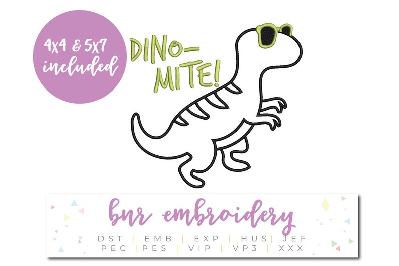K&ouml;nnte beinhalten: Eine Schwarzwei&szlig;-Zeichnung eines Dinosauriers mit Sonnenbrille. Der Dinosaurier geht und hat ein gestreiftes Muster auf seinem R&uuml;cken. Der Text "DINO-MITE!" ist in Gr&uuml;n &uuml;ber dem Dinosaurier geschrieben. Der Text "4x4 & 5x7 included" ist in Lila auf einem Kreis in der oberen linken Ecke des Bildes geschrieben. Der Text "bur embroidery" ist in Lila unten im Bild geschrieben. Der Text "DST EMB EXP HUS JEF PEC PES VIP VP3 XXX" ist in Gr&uuml;n unter dem Text "bur embroidery" geschrieben.