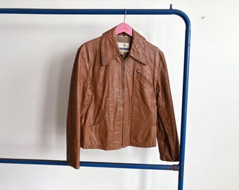 Petite veste en cuir marron Wellington des années 70 / Style camionneur court hippie des années 70