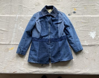 Kleine 70er Jahre Patchwork-Denim-Handgemachte Damenjacke / Full-Zip-Denim-Gürtel-Rückseite 1970er Jahre gefütterte Sportjacke