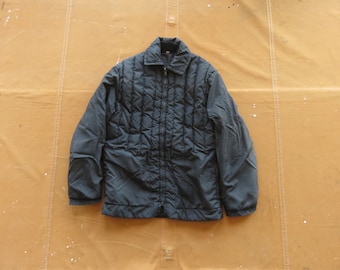 Kleine 60s Damen Ski-Steppjacke / schwarze, verblasste Nylon Steppjacke