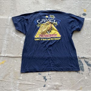 Medio. Grande T-shirt Joe Camel Cigarettes anni '80 / 75° anniversario Still Smoking Paper Thin anni '80