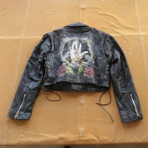 Chaqueta de motociclista para mujer, talla pequeña o mediana, años 80 y 90, con cremallera oblicua de cuero negro pintada a mano en la parte posterior, años 80 y 90