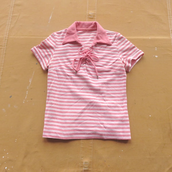 Petit polo rayé à lacets des années 70 pour femme / haut rose blanc rayé des années 70