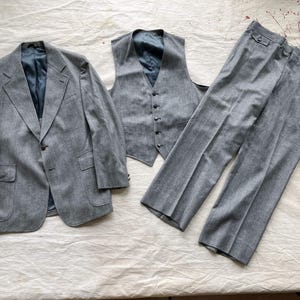 Large / Size 44 80s Three Piece Herringbone Wool Suit / Gray Blue Vest Jacket Pants 1980s 1970s Men&#39;s Suit Size 44 38 Waist
