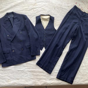 Small / Size 36 - 38 30s Blue Herringbone Belted Back Three Piece Suit / Vest Jacket Pants Peak Lapels Double Breasted Men&#39;s Suit 1930s