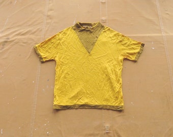 Mittelgroßes 60er Jahre goldgelbes gewebtes Nylon-T-Shirt / Mock Neck V-Ausschnitt Jersey 1960er Jahre San Remo