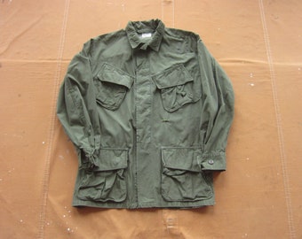 Small / Medium 60s US Army Poplin Cotton Jungle Jacket / Vietnam War Slant Pocket 1960s Military Field Coat