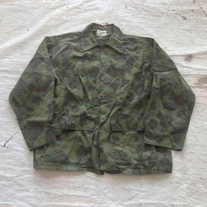 Large 60s / 70s Cotton Camouflage Chore Jacket / Kamo 100% Cotton Leopard Camo 1960s 1970s Chore Coat Large Hunting Jacket