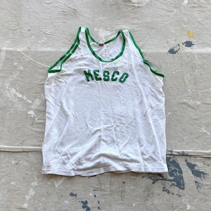 Könnte beinhalten: Ein weißes ärmelloses Shirt mit grünem Besatz und dem Wort "MESCO" in grünen Buchstaben.
