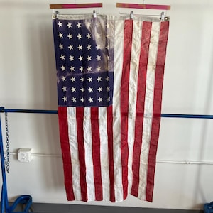 Bandera estadounidense vintage de algodón descolorido con 48 estrellas de los años 40 y 50 / Banderín 100 % algodón desgastado con 48 estrellas de los años 40 y 50.