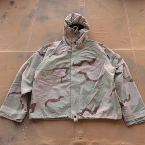 Chaqueta con capucha protectora química de camuflaje desértico de los años 2000, mediana/grande, con capucha y parka, con estampado de camuflaje técnico y excedente militar.