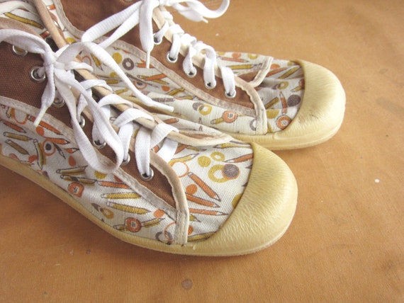 Women's 8.5 80s Novelty Print Canvas Sneakers / R… - image 3