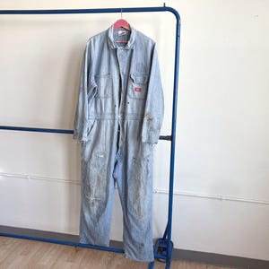 以下が含まれることがあります： 手書き風の「Welcome to our home」の文字が入った素朴な木製サイン。使い古したような仕上がりで、シンプルで魅力的なデザインは、玄関やポーチに最適です。