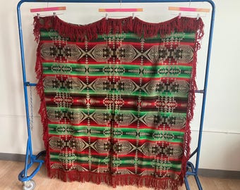 Manta estilo chal estilo castor estilo Pendleton antiguo, de lana roja, verde y gris, con estampado geométrico indio y flecos, estilo suroeste.