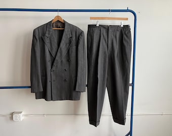 Size 44 40s Gray Textured Twill Suit / Large Wide Shoulders 1940s Pinstriped Two Piece