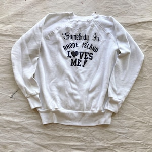 Small 80s Somebody In Rhode Island Souvenir Sweatshirt / White Crew Neck Crewneck Raglan Sleeve 1980s 1990s