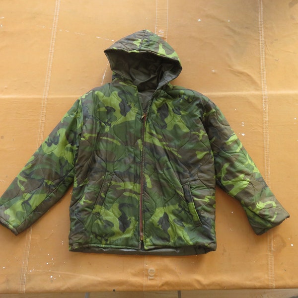 Kleine / middelgrote jaren '60 ERDL Poncho Liner Camouflage op maat gemaakte jas / In land jaren 1960 Woobie Deken Jas Souvenir Vietnamoorlog