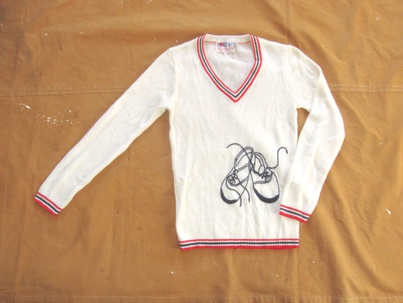 BigWeekend Small 70s Women's Tennis Sweater / Acrylic, V Neck, White Knit, Embroidered, 1970s