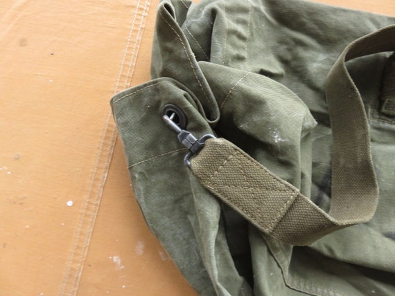 Vintage 60s / 70s US Army Painted Duffel Bag / Se… - image 4