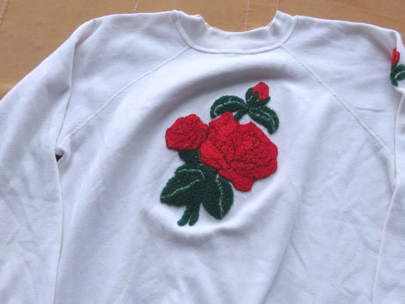 Medium 80s Embroidered Rose Sweatshirt / Tackle T… - image 2