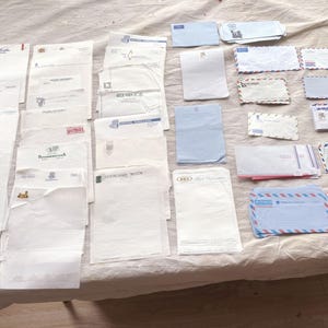 Lotto di articoli di cancelleria per hotel vintage degli anni '50, '60 e '70 / Buste per posta aerea in carta bianca tipo buccia di cipolla, World Traveler, anni '50, '60 e '70
