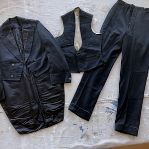 XS Antique Three Piece Tuxedo Tail Coat Suit / Black Wool Jacket Vest Pants 1900s 1800s Edwardian Men's Suit Size 34 36 28 Waist Buckle Back