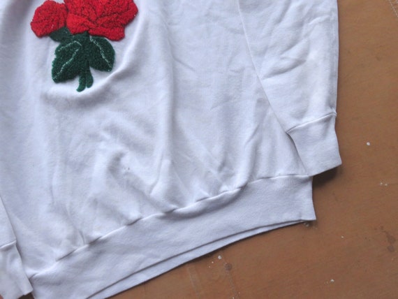 Medium 80s Embroidered Rose Sweatshirt / Tackle T… - image 4
