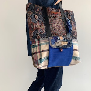 Sac fourre-tout en patchwork, sac fait main en tissus récupérés, grand sac durable recyclé, point de boro japonais, wabi sabi, sac utilitaire.