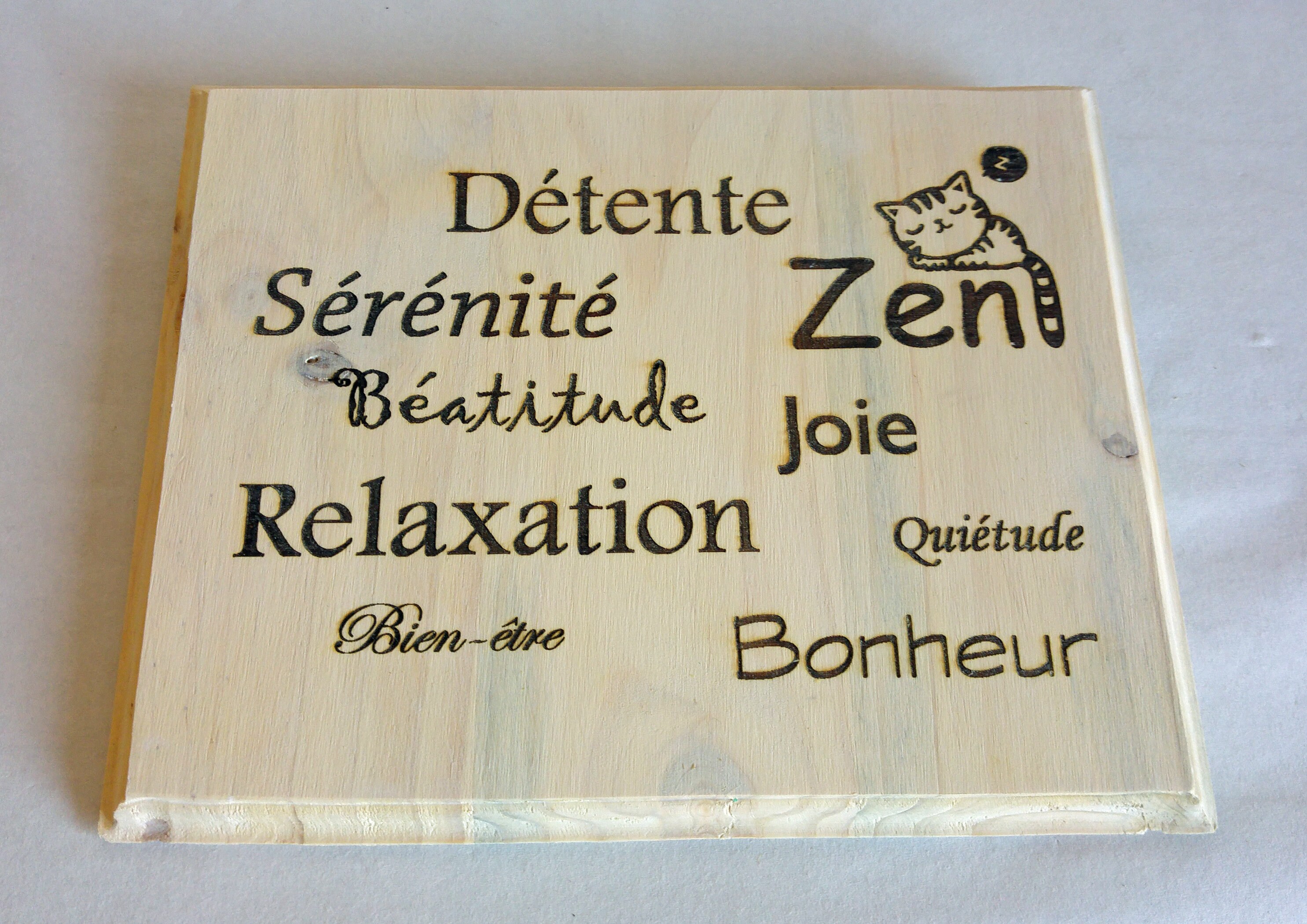 Tableau en Bois Gravé Zen avec Chat - Blanc Personnalisable
