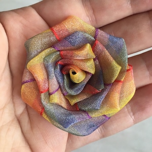 Regenbogen LGBTQIA+ Pride Flagge Gestreift Organza Band Rose Brosche / Pin / Stiel / Haarspange