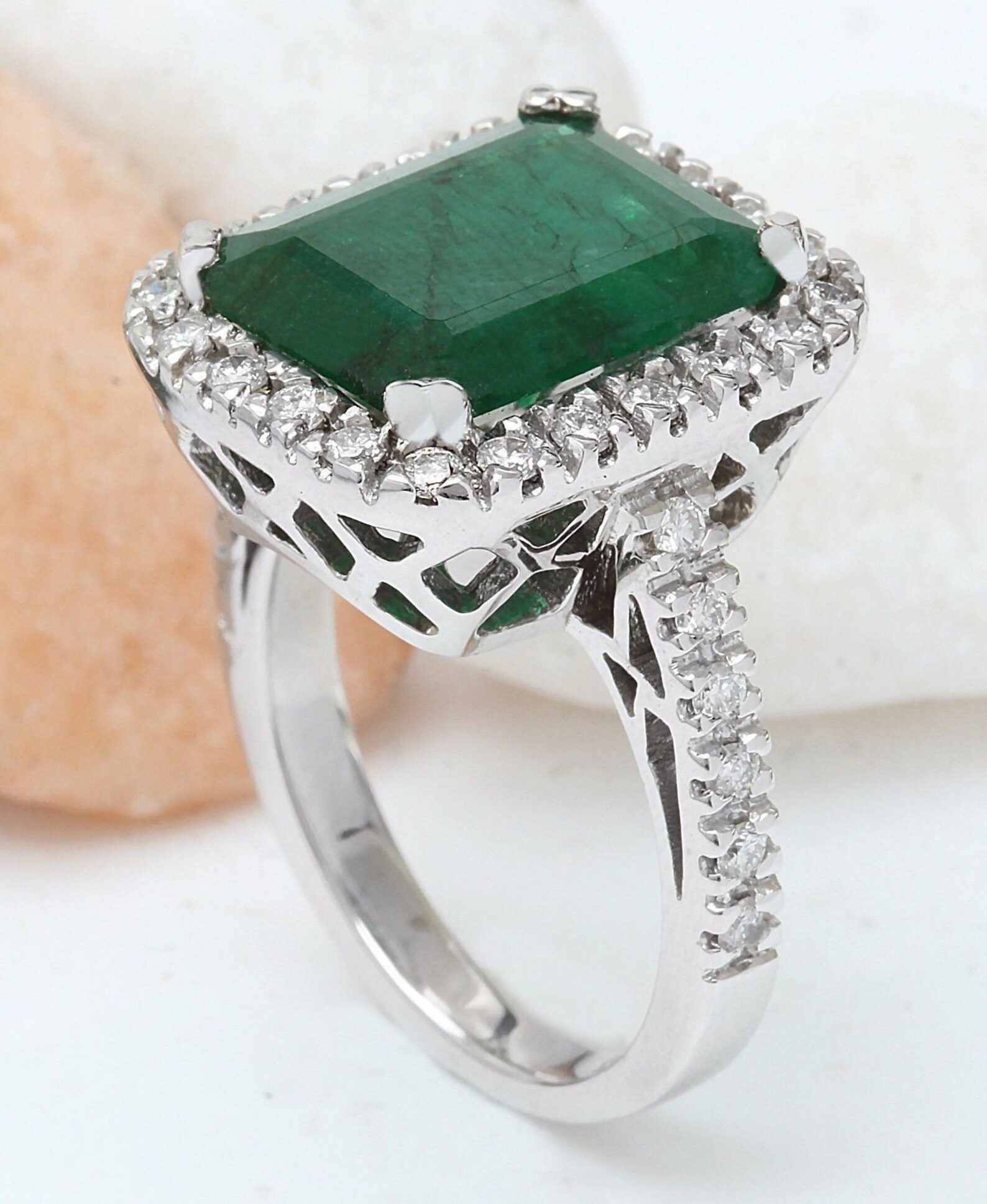 Anillo de diamantes y esmeraldas en