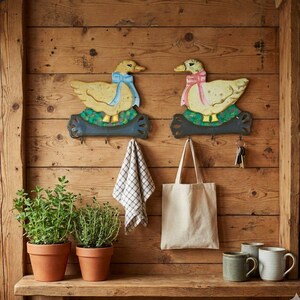 Vintage Tin Kitchen Wall Art – "Pair of Ducks" – Hand-Painted Metal Sheets with Pendants – 1970s – Set of 2 – Retro Country Decor