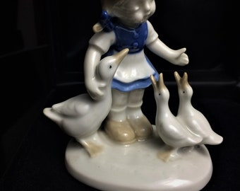 Wagner & Apel Porcelain figurine "Girl with 3 geese" GDR
