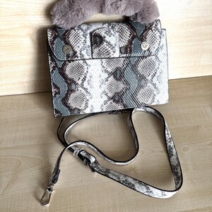 INYATI Women’s Handbag – Gray – 26 × 20 × 6 cm – Like New – Elegant Minimalist Bag -