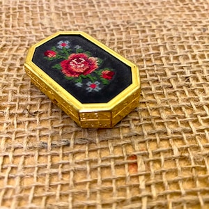 Caja de cosméticos AVON Vintage Petit Point | Mini lata de polvos o labiales | Oro y negro | Decoración de tocador retro I n.º 2