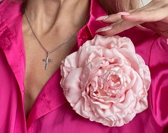 Gentle Blossom: Broche de seda satinada hecho a mano con rosa realista en rosa rubor. Tamaño y color personalizados para tu broche de flores.