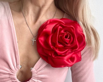 Rose rouge éclatante : luxueuse broche en satin de soie faite main. Couleur et taille personnalisables selon vos préférences