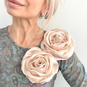 Grande broche bouffante champagne champagne Opulence artisanale. Lot de 2 broches roses. Couleur et dimension au choix image 2