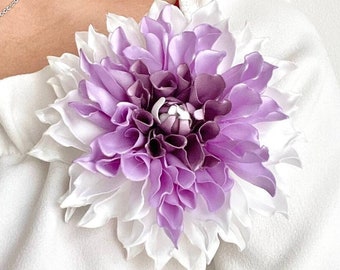 Dahlia rêveur : broche faite main en satin de soie et fleurs - élégance florale réaliste. Cadeau fleur de dahlia. Couleur et taille personnalisables