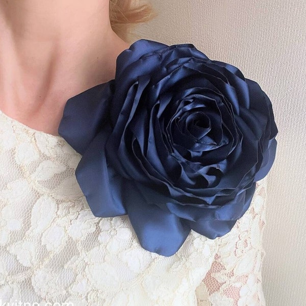 Broche fleur bleu marine, broche de mariage surdimensionnée, grande fleur, rose, pivoine, broche, grandes fleurs géantes en tissu, grande fleur rose, corsage