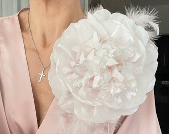 Floraison nuptiale : broche pivoine blanche faite main avec fard à joues subtil et accents de plumes. Couleur et taille personnalisables selon vos préférences