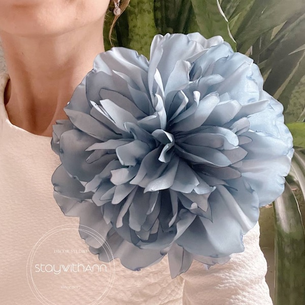 Broche de flores grandes Flor de peonía grande Flor de fiesta azul polvorienta Flor de seda Alfiler de hombro Mujeres Broche extra grande Peonías Accesorios de flores